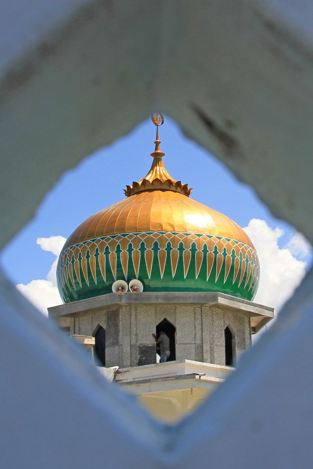Framing kubah Masjid Nurul Iman di Desa Kuala Bubon, Kecamatan Samatiga, Aceh Barat, Aceh. Foto: ANTARA FOTO/Syifa Yulinnas