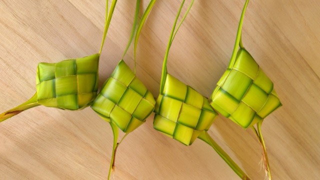 Ketupat adalah salah satu hasil kerajinan yang laris di bulan Ramadhan. Foto: Shutterstock.