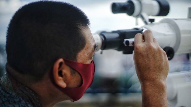 Petugas dari Kemenag Sumsel saat mengamati hilal. (foto: Ary Priyanto/Urban Id)