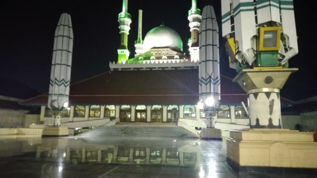 Suasana malam pertama ibadah Tarawih di Masjid Agung Jawa Tengah (MAJT). Foto: Afiati Tsalitsati/kumparan