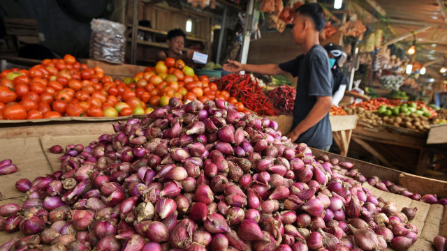 Pedagang sayur melayani pembeli di Pasar Induk Rau, Serang, Banten Foto: ANTARA FOTO/Asep Fathulrahman