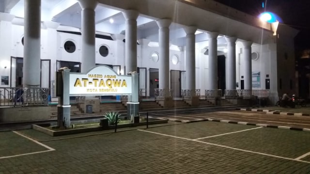 Sepinya Masjid Raya At Taqwa Bengkulu usai MUI Kota Bengkulu mencabut maklumat tarawih berjamaah. Foto: kumparan