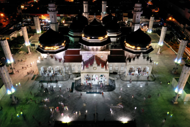 Suasana malam pertama tarawih Ramadhan 1441 H di Masjid Raya Baiturrahman, Banda Aceh. Foto: Abdul Hadi/acehkini