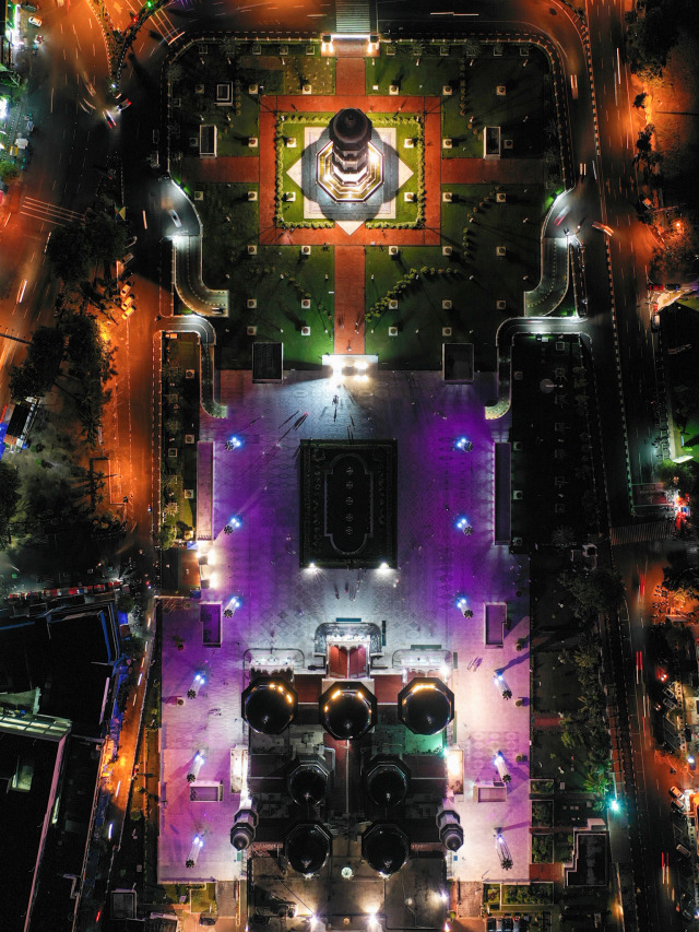 Foto udara malam pertama Ramadhan 1441 H di Masjid Raya Baiturrahman, Banda Aceh. Foto: Abdul Hadi/acehkini