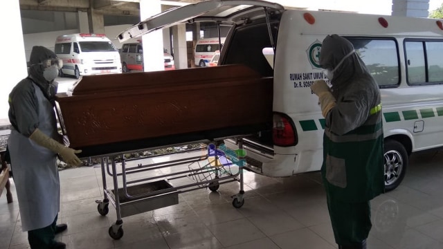 Petugas RSUD dr Sosodoro Djatikoesomo Bojonegoro, saat melakukan persiapan pemakaman jenazah PDP warga Desa Sukorejo Bojonegoro Kota. Jumat (24/04/2020)