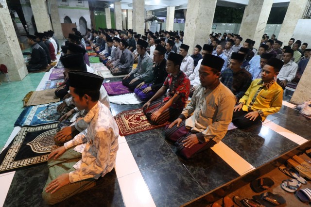 Sejumlah santri melakukan salat tarawih di pondok pesantren (ponpes) Lirboyo, Kota Kediri, Jawa Timur, Kamis (23/4/2019). Foto: ANTARA FOTO/Prasetia Fauzani