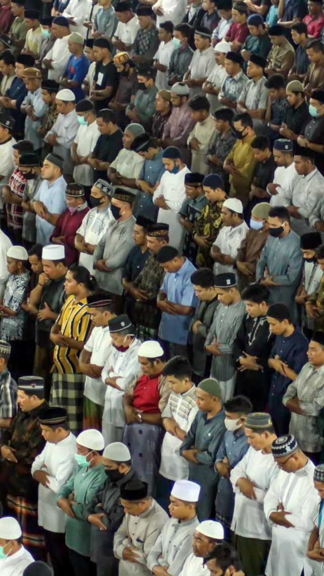 Ilustrasi salat tarawih tanpa physical distancing. Kamis (23/4). Foto: ANTARA FOTO/Rahmad