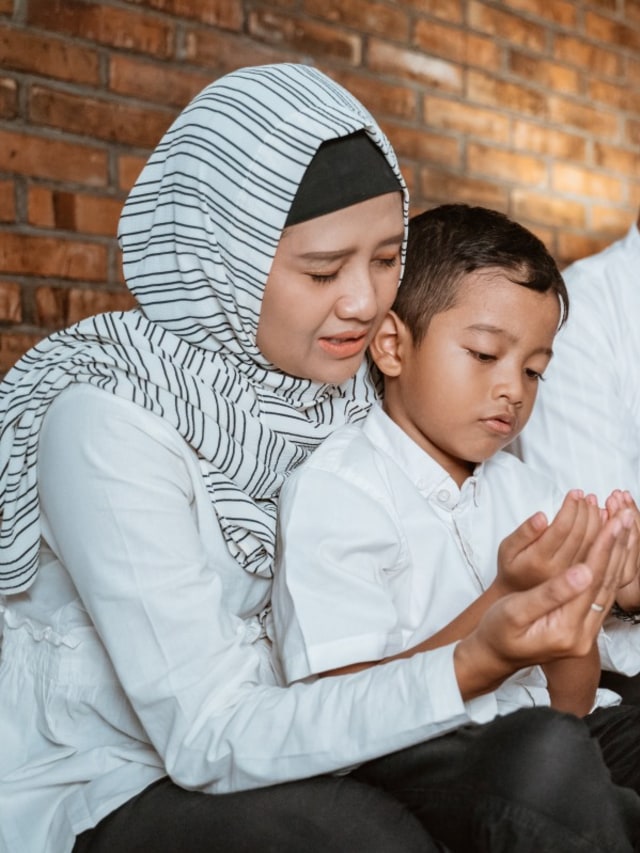 Ilustrasi memohon ampunan atau beristighfar di waktu sahur saat puasa Ramadhan Foto: Shutterstock