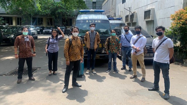 Ravio Putra saat dijemput tim kuasa hukum setelah ditahan selama 33 jam di Mabes Polri.  Foto: Dok: Istimewa