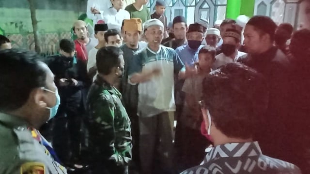 Warga di Makassar menolak larangan ibadah di masjid jelang PSBB.  Foto: Dok istimewa