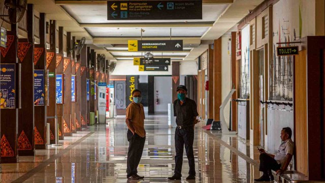 Pengemudi taksi berada di lobi Bandara Adisutjipto saat tutup di Maguwo, Sleman, DI Yogyakarta, Jumat (24/4/2020). Foto: Antara/Hendra Nurdiyansyah