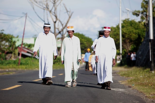 Masyarakat adat Kesultanan Ternate saat melakukan tawaf Gam. Keliling kampung, berdoa untuk keselamatan kampung dari pandemi COVID-19. Foto: Gustam Jambu/cermat
