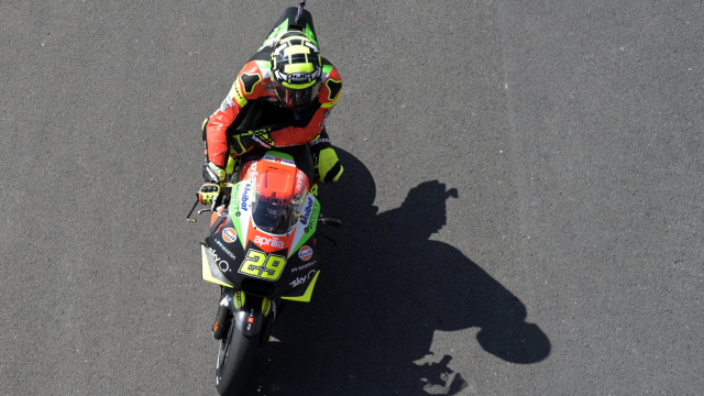 Andrea Iannone bersama tim Aprilia pada musim 2019. (foto: JUAN MABROMATA/AFP)