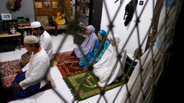 Salat tarawih bersama keluarga di rumah saat bulan ramadhan. Foto: REUTERS/Ajeng Dinar Ulfiana