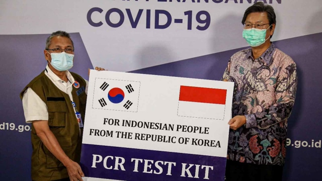 Duta Besar Korea Selatan H.E. Kim Changbeom menyerahkan bantuan PCR untuk Indonesia. Foto: Dok. BNPB