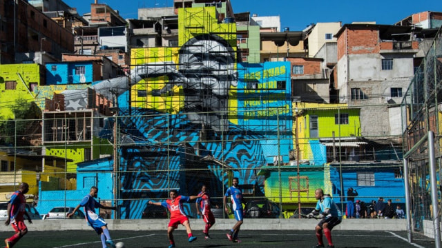 Mural Gabriel Jesus di Jardim Peri, sebuah favela di Brasil. 