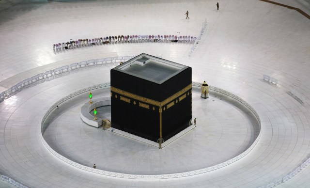 Suasana sepi tampak pada saat ibadah salat Tarawih di hari pertama bulan Ramadan di Masjidil Haram, Mekah, Arab Saudi, Jumat (24/4). Foto: Reuters/Ganoo Essa