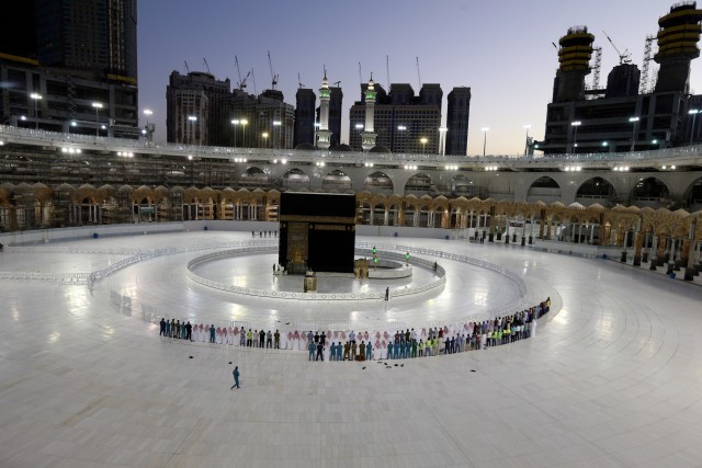 Suasana sepi tampak pada saat ibadah salat Tarawih di hari pertama bulan Ramadan di Masjidil Haram, Mekah, Arab Saudi, Jumat (24/4). Foto: Reuters/Ganoo Essa
