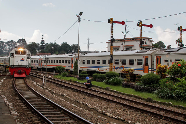 Kereta api lokal saat memasuki Stasiun Kota Malang.