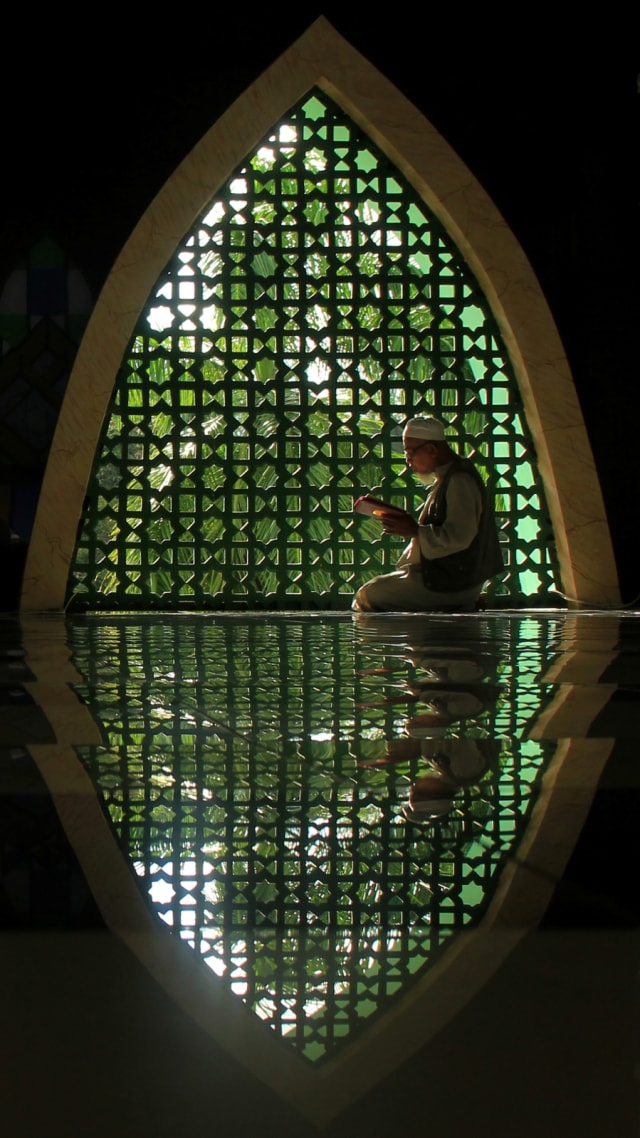Warga membaca Al Quran di Masjid Agung Suhada, Mamuju, Sulawesi Barat, Jumat (24/4). Foto: ANTARA FOTO/Akbar Tado