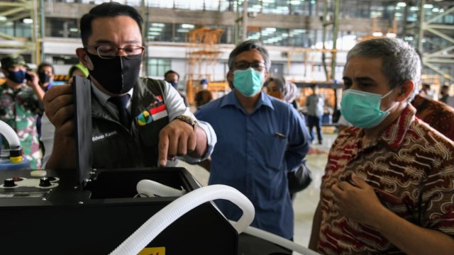 Gubernur Jawa Barat Ridwan Kamil meninjau prototipe ventilator buatan PT DI dan PT Pindad di Kota Bandung, Jumat (24/4). Foto: Yogi P/Humas Jawa Barat