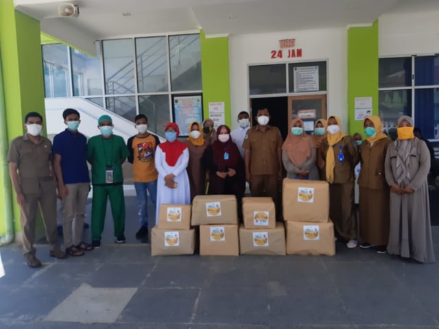 Bantuan APD dari Anggota DPD RI asal Sultra, Wa Ode Rabia Al Adawia, sampai di tangani para tenaga medis yang tangani Corona. Foto: Dok.Istimewa