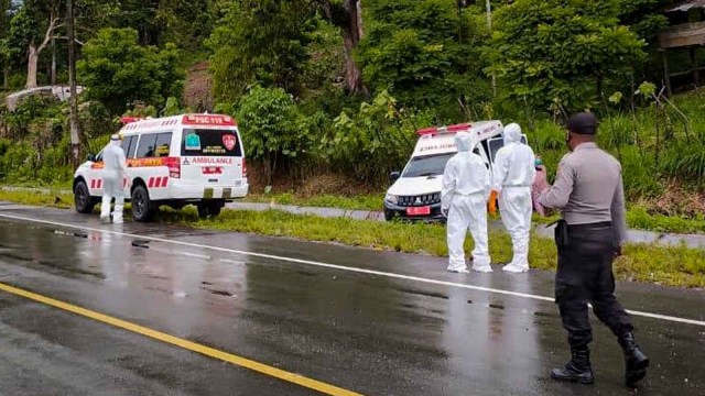 Ambulans yang membawa pasien positif corona Kecelakaan di jalan lintas Meulaboh-Banda Aceh,  Desa Lamtui, Aceh Jaya. Foto: Zuhri Noviandi/kumparan