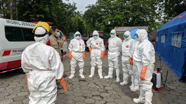 Relawan pemakaman pasien corona di markas PMI Kabupaten Sleman DI Yogyakarta. Foto: Dok. Humas PMI Kabupaten Sleman