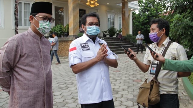 Ketua Komite II DPD RI Yorrys Raweyai memberikan makanan takjil dan buka puasa di kawasan Mampang Prapatan, Jakarta Selatan. Foto: Dok. DPD RI