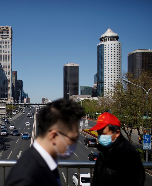 Ilustrasi warga kota Beijing, China, di tengah wabah corona. Foto: Reuters/Thomas Peter