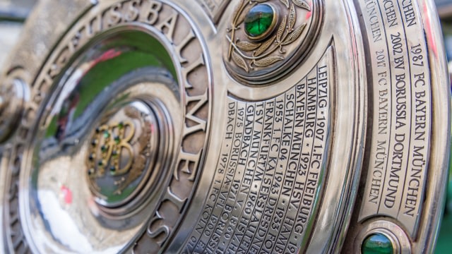 Trofi Bundesliga, kompetisi sepak bola paling elite di Jerman. Foto: Guenter SCHIFFMANN / AFP