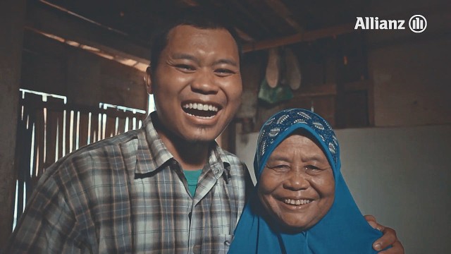 com-Ibu Kasinah, salah satu sosok sederhana yang terwujud impiannya berangkat ke Tanah Suci pada kampanye #BerlipatnyaBerkah oleh Allianz Indonesia tahun 2019. Kisah Ibu Kasminah mendapatkan lebih dari 9.000 vote, sehingga sang pencerita, Dede Setyawan yang merupakan anak kandung Ibu Kasminah juga berhak berangkat ke Tanah Suci. Foto: Dok. Allianz