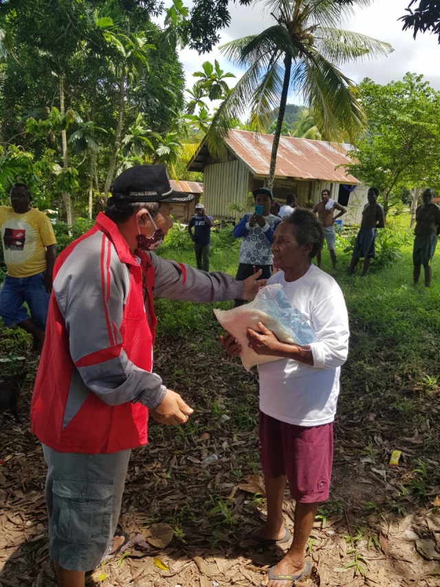 Frans Amerbay anggota DPRD Kaimana saat membagikan sembako kepada masyarakat. Foto: Istimewa