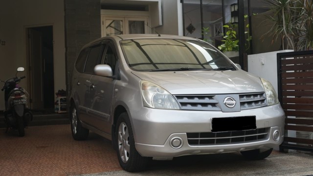 Ilustrasi mobil parkir di rumah. Foto: Muhammad Ikbal/kumparan