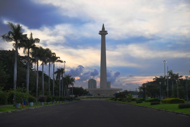 Suasana kawasan Monumen Nasional (Monas) yang ditutup untuk umum saat pandemi virus corona di Jakarta. Foto: ANTARA FOTO/Akbar Nugroho Gumay