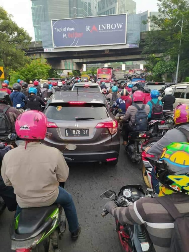 Macet parah di Bundaran Waru, perbatasan Kota Surabaya-Sidoarjo saat hari pertama PSBB. Foto: Dok. Ilham Ridho