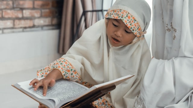 anak belajar alquran atau mengaji Foto: Shutterstock