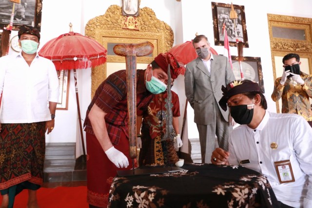 Bupati Klungkung Nyoman Suwirta mengamati keris pusaka yang dibawa pulang dari Belanda - KR7
