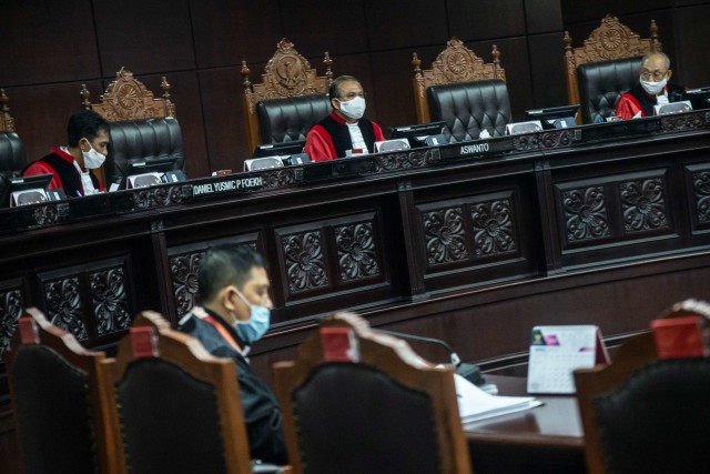 Ketua Majelis Hakim Panel Mahkamah Konstitusi Aswanto (tengah) memimpin sidang perdana pengujian Perppu Penanganan COVID-19 di Mahkamah Konstitusi. Foto: ANTARA FOTO/Aprillio Akbar