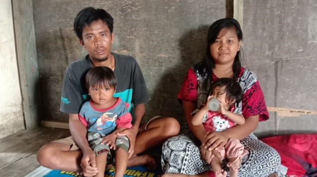 Rusdin bersama istri dan kedua anaknya. Foto: Awal Dion/sulbarkini