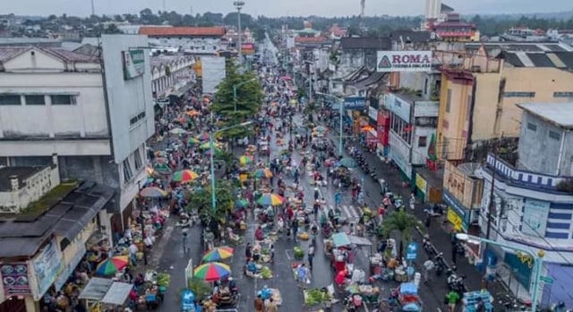 Pasar di Kota Salatiga terapkan pembatasan jarak. Foto: Dok. Rachmad Wahjoe