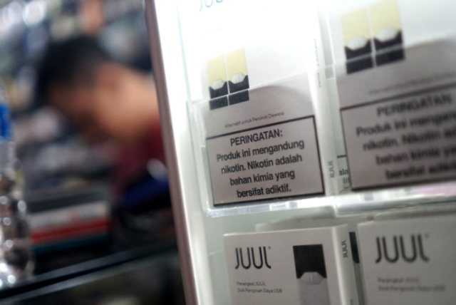 Sejumlah peringatan kandungan di produk rokok elektrik di sebuah toko vape di kawasan Cikini, Jakarta Pusat.  Foto: Iqbal Firdaus/kumparan