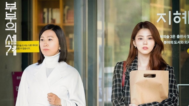 Kim Hee Ae dan Han So Hee di drama The World of the Married. Foto: Instagram/jtbcdrama