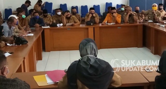 Jajaran Apdesi Kabupaten Sukabumi saat mengikuti rapat di Kantor Dinsos Kabupaten Sukabumi, Selasa (28/4/2020). | Sumber Foto:Istimewa