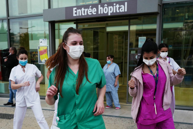 Staf Medis menari di depan rumah sakit universitas Oasteur di kota Riviera Prancis, Nice, Prancis. Foto: AFP/VALERY HACHE