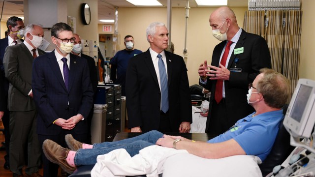 Wakil Presiden Mike Pence berbincang dengan pasien corona yang sembuh saat berkunjung ke Mayo Clinic, pusat penelitian virus corona (COVID-19). Foto: REUTERS/Nicholas Pfosi