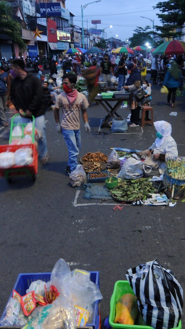 Aktivitas jual beli di Pasar Pagi Salatiga, Jawa Tengah, Rabu (29/4/2020). Foto: ANTARA FOTO/Aloysius Jarot Nugroho