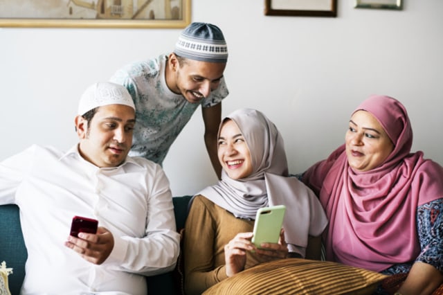 Ilustrisi mengirim pantun ucapan sahur dan berbuka puasa. Foto: Freepik