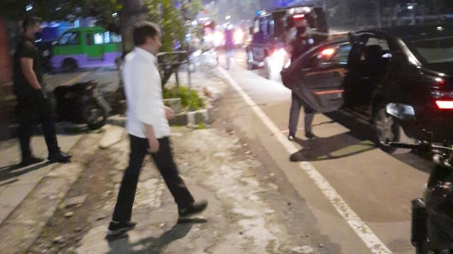 Presiden Joko Widodo saat bagi-bagi sembako di wilayah Bogor. Foto: Dok. Istimewa