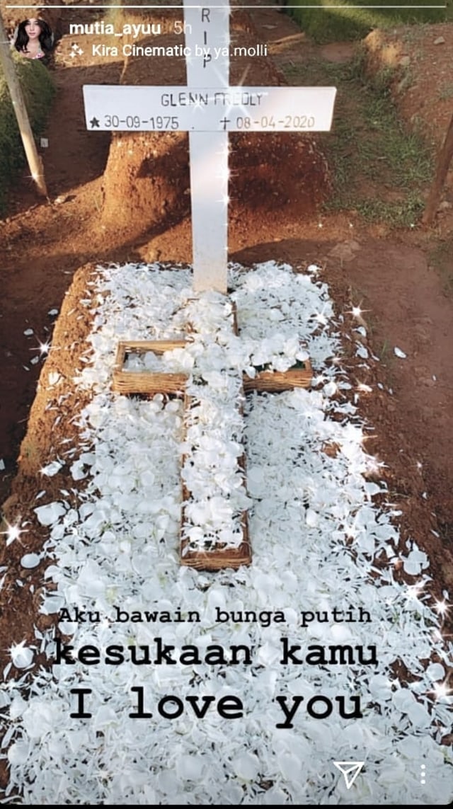 Istri Glenn Fredly nyekar ke makam suaminya. Foto: Instagram/ @mutia_ayuu